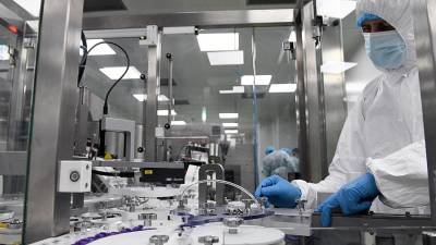Денис Мантуров - Мантуров заявил о стабильном производстве вакцин от COVID-19 в России - iz.ru