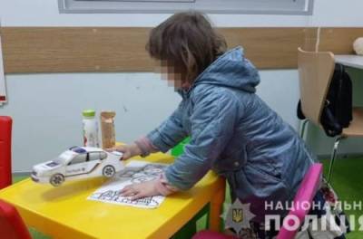 Маленькую девочку вырвали из лап наркоманов: полиция выясняет, где ее родители. ВИДЕО - from-ua.com - Киев - Киевская обл. - район Голосеевский