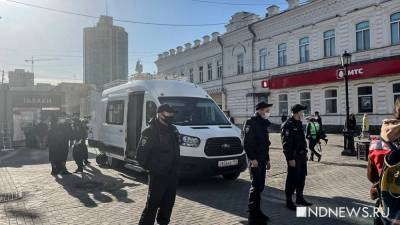В центр Екатеринбурга стягиваются полицейские и спецтехника, пригнали водомет (ФОТО) - newdaynews.ru - Екатеринбург