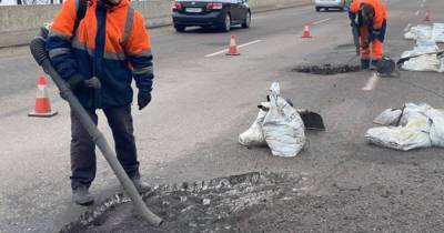В Киеве неизвестный открыл огонь по работникам, выполнявшим ремонт дороги - dsnews.ua - Киев - Черкассы