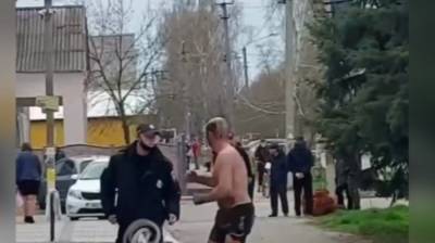 На Запорожье полуголый мужчина напал на полицейских: видео - 24tv.ua - Запорожская обл. - Запорожье