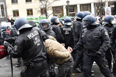 Штайнмайер Франк-Вальтер - Полиция Берлина задержала 150 участников массовых протестов - tvc.ru - Берлин