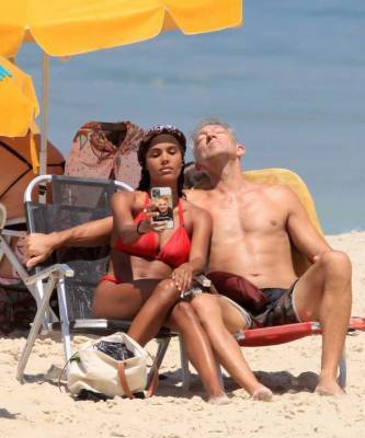 Венсан Кассель - Райское наслаждение: Тина Кунаки и Венсан Кассель на пляже в Бразилии - skuke.net - Франция - Бразилия - Париж