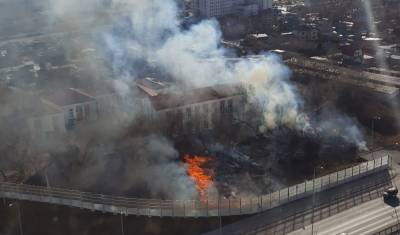 В Тюмени гимназию №1 заволокло едким дымом из-за горевшей травы - nashgorod.ru - Тюмень - Тюменская обл.