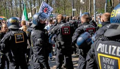 Йенс Шпан - В Берлине тысячи людей вышли на «карантинный» протест - lenta.ua - Берлин