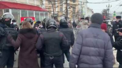Алексей Навальный - В Бурятии понадобилось трое силовиков, чтобы скрутить пенсионерку - bloknot.ru - Москва - Улан-Удэ - респ.Бурятия
