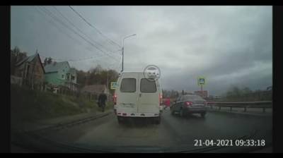 В Пензе женщина на переходе едва не попала под колеса легковушки - penzainform.ru - Пенза