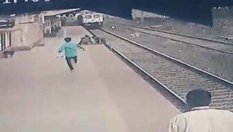 Герои рядом. В Индии железнодорожник спас ребенка из-под колес поезда - w-n.com.ua - Мумбаи