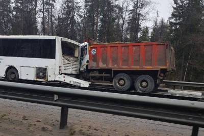 В Ленобласти грузовик протаранил четыре автомобиля и автобус - abnews.ru - Ленинградская обл. - Санкт-Петербург - Мурманск - р-н Всеволожский