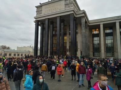 Алексей Навальный - Протестующие скапливаются на центральных улицах Москвы, полиция перегораживает Тверскую (фото) - rosbalt.ru - Москва