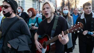 Около 5 тысяч человек вышли на несогласованную акцию в Екатеринбурге - iz.ru - Москва - Екатеринбург - Уральск