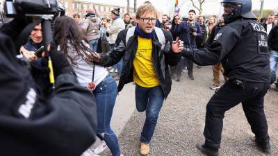 В Берлине на акции против мер по COVID-19 задержали более 150 человек - gazeta.ru - Берлин
