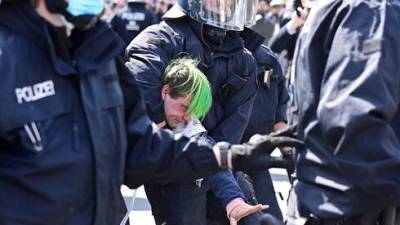 Слезоточивый газ и аресты: в Германии протестуют против новых карантинных правил - vesty.co.il - Берлин