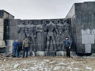Во Львове начали демонтаж Монумента Славы - lenta.ua - Львов