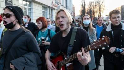 Алексей Навальный - Толпа образовалась из-за перекрытий во время незаконных акций в Екатеринбурге - 5-tv.ru - Москва - Екатеринбург