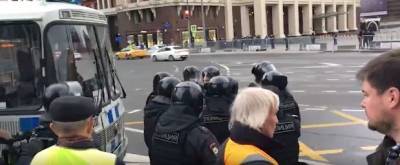 Алексей Навальный - В центре Москвы задержаны несколько участников незаконной акции в поддержку Навального - runews24.ru - Москва