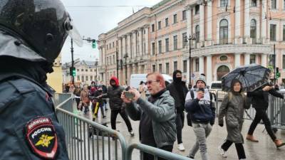 Алексей Навальный - Неизвестные распылили перцовый баллончик в подземном переходе в центре Москвы - nation-news.ru - Москва - Санкт-Петербург