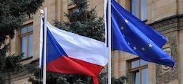 Чехия выставила ультиматум: Из Праги вышлют 70 российских дипломатов - finanz.ru - Москва - Прага