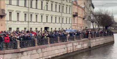 Владимир Путин - Алексей Навальный - Акция за Навального 21 апреля – фото и видео задержаний в Москве и Санкт-Петербурге - ТЕЛЕГРАФ - telegraf.com.ua - Москва - Санкт-Петербург