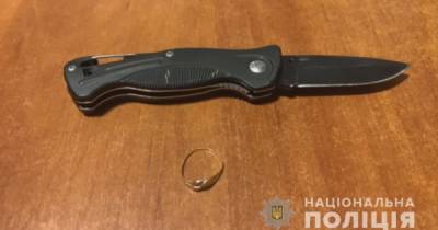 В сумском магазине покупатель без маски порезал охраннику лицо, а продавщице — руки - tsn.ua - Нападение