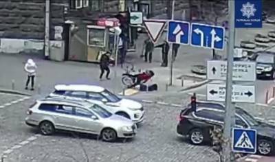 У центрі Києва жінка на велосипеді на великій швидкості збила пішохода (ВІДЕО) - enovosty.com