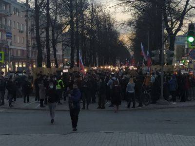 Алексей Навальный - В Перми устроили почти факельное шествие в поддержку Навального - kasparov.ru - Пермь