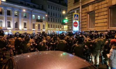 Полиция Петербурга применяет к протестующим электрошокеры - znak.com - Санкт-Петербург