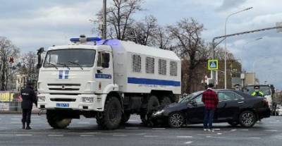 Алексей Навальный - Автозак столкнулся с автомобилем Toyota на Тверской улице в Москве - runews24.ru - Москва
