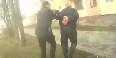 В Сумах на улице Марка Вовчка неизвестный с ножом напал на охранника из-за замечания о маске, досталось и продавцу, видео - ТЕЛЕГРАФ - telegraf.com.ua - Сумская обл.