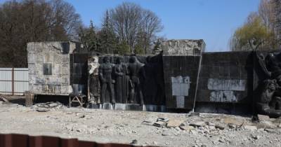Во Львове начали демонтаж барельефа советским солдатам на Монументе славы (фото, видео) - focus.ua - Львов