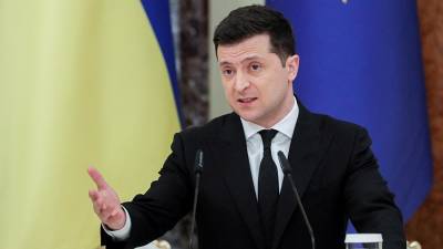 Владимир Зеленский - Виктор Янукович - Зеленский ввел в действие санкции против двух компаний из России - iz.ru - Киев