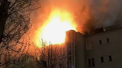 Видео: крыша жилого дома вспыхнула и рухнула в квартиру в центре Москвы - 5-tv.ru - Москва