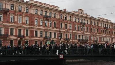 Навальный - Обмотанный скотчем сторонник Навального пришел на митинг в Москве - polit.info - Москва