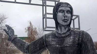 Владимир Жириновский - Иван Ургант - «И снова все о ней»: в топ самых неоднозначных в России попали два воронежских памятника - gorcom36.ru - Воронеж