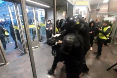В Петербурге задержали 743 участника несогласованной акции - spb.mk.ru - Санкт-Петербург
