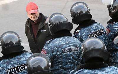 Никола Пашинян - В Армении оппозиционеры приковали себя к дверям здания правительства - СМИ - korrespondent.net - Армения - Премьер-Министр