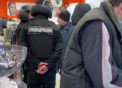 Максим Степанов - Терпение лопнуло: в Харькове покупателя без маски силой вывел спецназ из магазина, видео - kharkov.politeka.net - Харьков