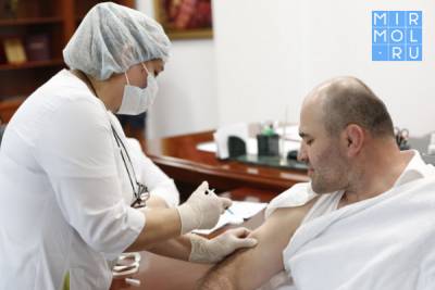 Сажид Сажидов прошел первый этап вакцинации против COVID-19 - mirmol.ru - респ. Дагестан
