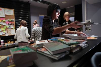 Международный день буккроссинга: москвичи рассказали об обмене книгами в центрах госуслуг - vm.ru - Москва