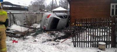 В Петрозаводске ночью автомобиль влетел в жилой дом (ФОТО и ВИДЕО) - stolicaonego.ru - Петрозаводск - республика Карелия