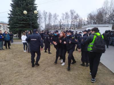 Татьяна Мерзлякова - Более 20 участников несогласованной акции задержали в Челябинске и Екатеринбурге - interfax-russia.ru - Екатеринбург - Челябинская обл. - Челябинск - Свердловская обл.