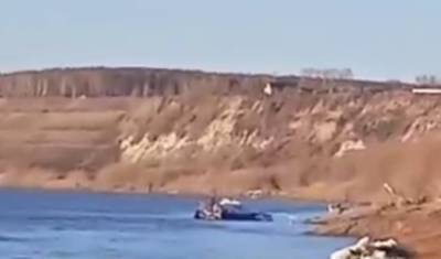 В Тобольске машина съехала в реку и поплыла - nashgorod.ru - Тобольск