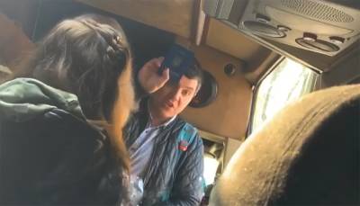 Ребенка не хотели везти по удостоверению: в Днепре на мужчину набросилась вся маршрутка – видео - 24tv.ua