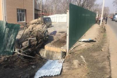 Девочка из перевернувшегося в Хабаровске автомобиля в тяжелом состоянии - hab.aif.ru - Хабаровск