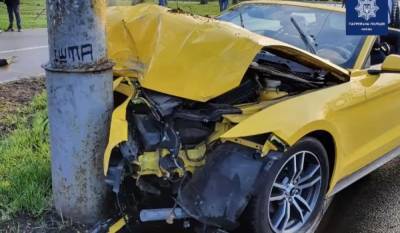 Ford Mustang - Чуть не влетел в остановку: в Киеве водитель разбил прокатный Ford Mustang - 24tv.ua - Киев - Львов - Новости