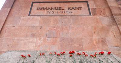 Иммануил Кант - Фото дня: люди несут цветы к могиле Канта в день его рождения - klops.ru - Калининград