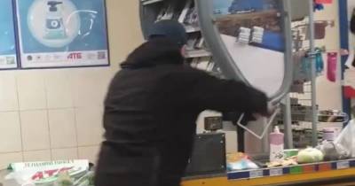 Вооружился топором: в Мариуполе мужчина разнес АТБ из-за якобы нападения на его жену (видео) - focus.ua - Мариуполь