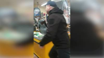 Обидели жену: ковид-диссидент разгромил топором магазин в Мариуполе. Видео - vesti.ru - Мариуполь