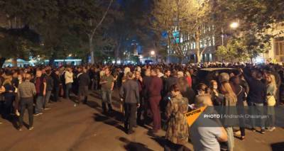 Мхитар Закарян - На акции протеста в Ереване задержаны несколько человек, а полицейский упал в обморок - ru.armeniasputnik.am - Ереван