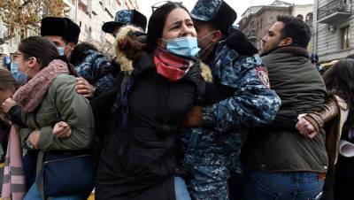 Никола Пашинян - Арцвик Минасян - Cтычки с силовиками произошли в Ереване на акции протеста - gazeta.ru - Ереван - Сюникская обл.